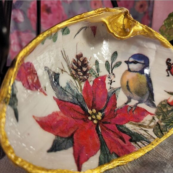 DECOUPAGE CLAM SHELL DECOUPAGE CHRISTMAS POINSETTIA AND BIRD ON A CLAM SHELL - Picture 2 of 7